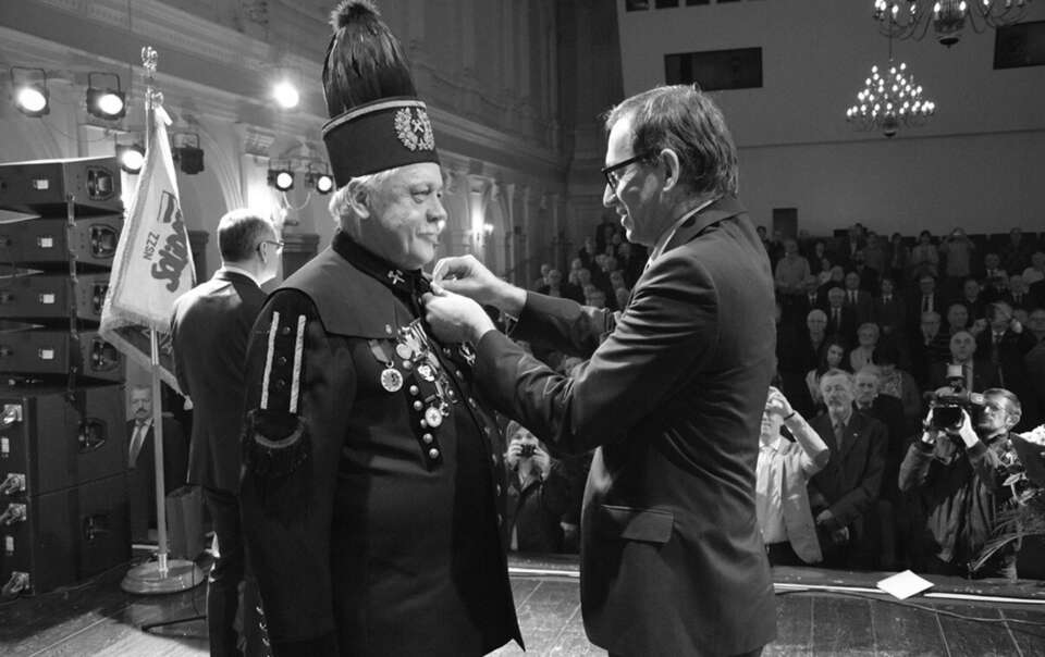 Kazimierz Grajcarek odznaczony przez b. prezesa IPN Jarosława Szarka / autor: ipn.gov.pl