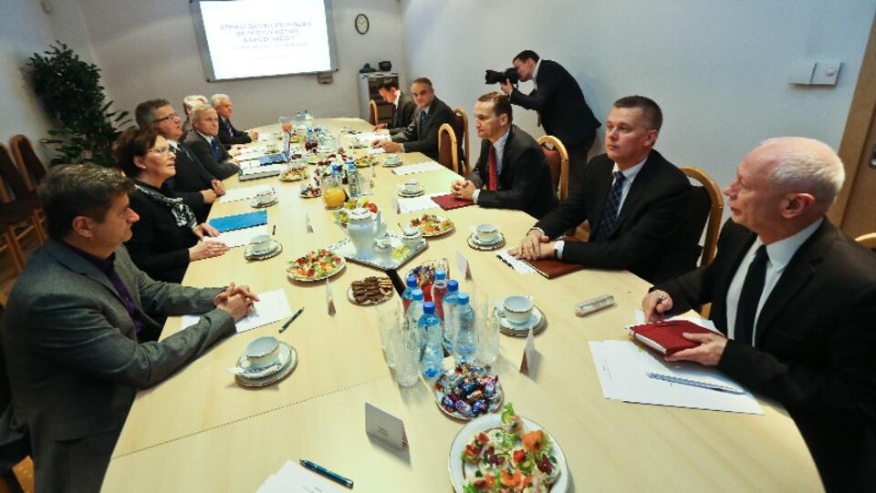 RBN przed rozpoczęciem obrad, 7 listopada 2012 r. Zbigniew Ziobro jeszcze nie dotarł. PAP/Rafał Guz