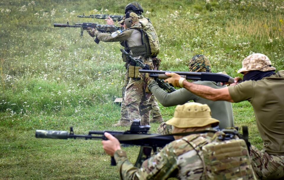 Ochotnicy z batalionu Dżochara Dudajewa ćwiczący w okolicach Kijowa / autor: PAP/EPA/OLEG PETRASYUK