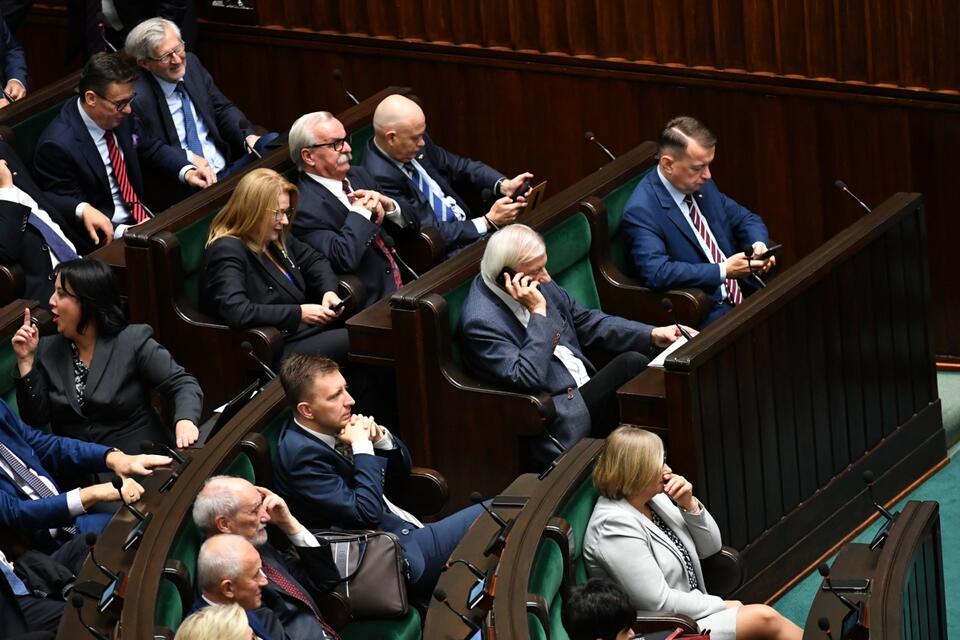 Wicepremier, minister obrony narodowej Mariusz Błaszczak (P) oraz wicemarszałek Sejmu Ryszard Terlecki (2P) na sali obrad Sejmu w Warszawie. / autor: PAP/Piotr Nowak