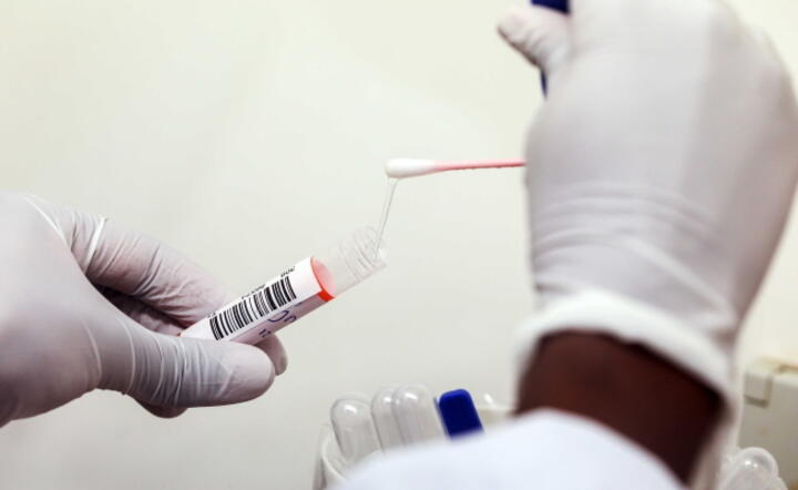 Test na koronawirusa dla lekarzy / autor: EPA/PAP