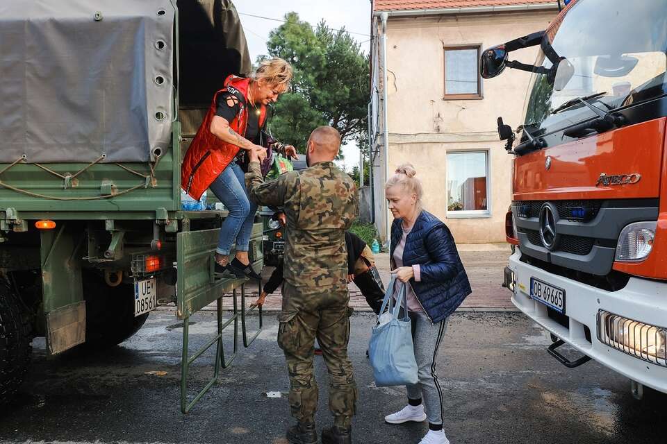 Żołnierz pomagający mieszkańcom Lewina Brzeskiego / autor: PAP/Michał Meissner