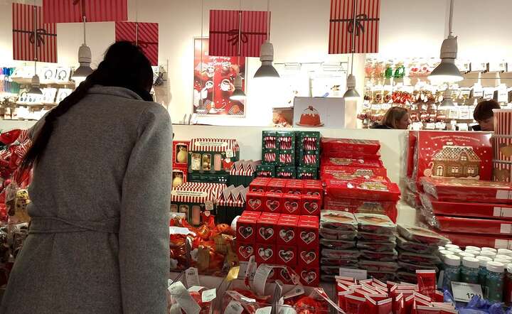 Blisko połowa Polaków ma zamiar wydać na święta dużo mniej niż rok temu / autor: Fratria / LS