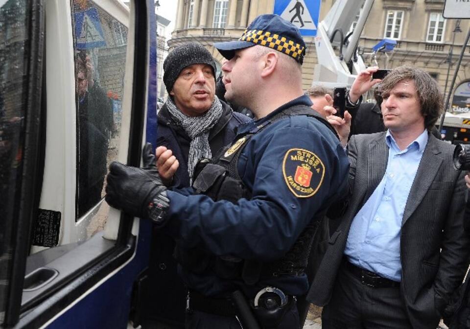 Jan Pospieszalski podczas protestu Solidarnych 2010, Krakowskie Przedmieście, kwiecień 2011 r. 