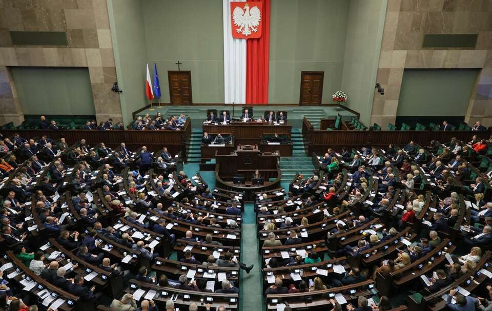 Osamotniona KO na czele sondażu. Fatalne wyniki koalicjantów