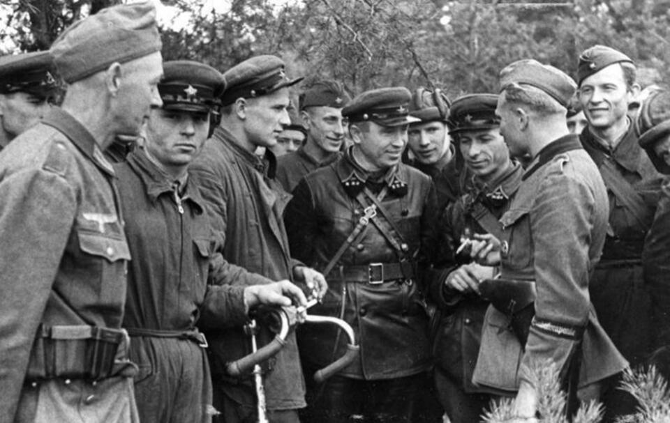 Przyjacielskie spotkanie żołnierzy Wehrmachtu i Armii Czerwonej w Brześciu we wrześniu 1939 r.  / autor: Bundesarchiv/commons.wikimedia.org