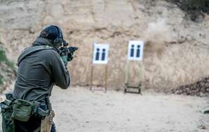 Zdjęcie ilustracyjny/człowiek strzelający z karabinu do celu / autor: Fratria