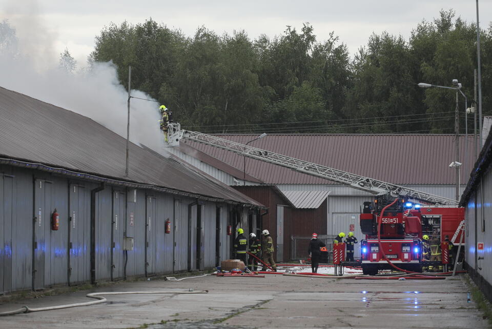 Pożar hali z tekstyliami w Wólce Kosowskiej / autor: PAP/Paweł Supernak