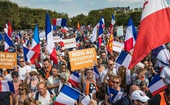 Francja: Masowe protesty przeciw przepustkom sanitarnym