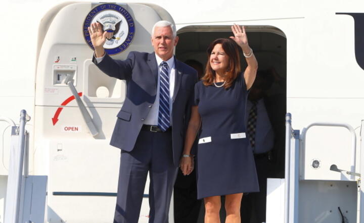  Wiceprezydent USA Mike Pence (C-L) wraz z żoną Karen Pence (C-P) wychodzą z samolotu, na lotnisku w Warszawie / autor: PAP/Rafał Guz