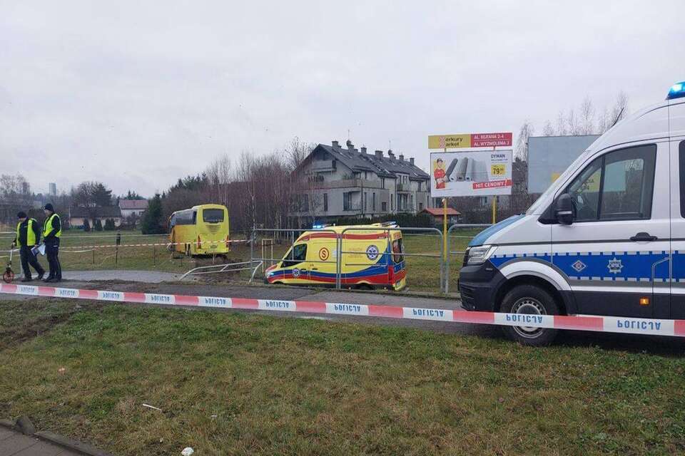 Wypadek autokaru na rondzie Kuronia w Rzeszowie / autor: KMP Rzeszów