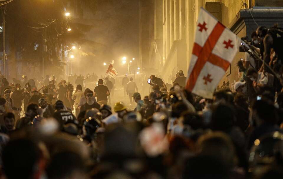 Starcia na ulicach Tbilisi / autor: PAP/EPA/DAVID MDZINARISHVILI