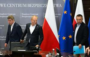 Premier Donald Tusk (L) i minister spraw wewnętrznych i administracji Marcin Kierwiński (P) podczas odprawy z ministrami i przedstawicielami służb w Rządowym Centrum Bezpieczeństwa w Warszawie. / autor: PAP/Radek Pietruszka
