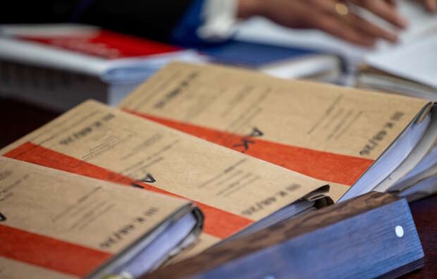 Na zdjęciu akta sprawy w Sądzie Okręgowym w Poznaniu / autor: PAP/Paweł Jaskółka