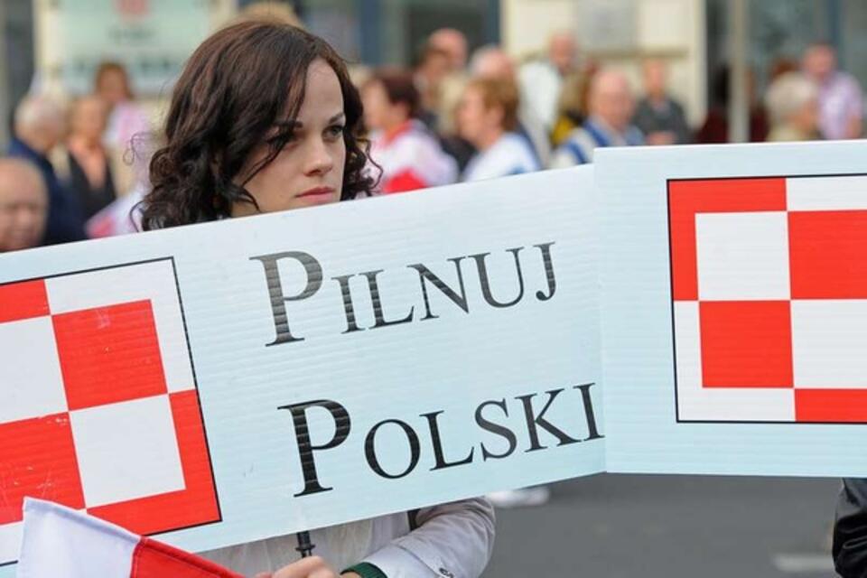 Uczestnicy Marszu z plakatami "Pilnuj Polski". Zdjęcie udostępnione przez Andrzeja Hrechorowicza