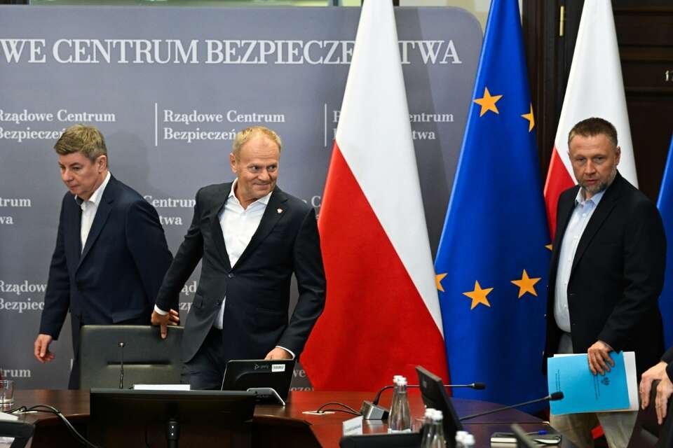 Premier Donald Tusk (L) i minister spraw wewnętrznych i administracji Marcin Kierwiński (P) podczas odprawy z ministrami i przedstawicielami służb w Rządowym Centrum Bezpieczeństwa w Warszawie. / autor: PAP/Radek Pietruszka