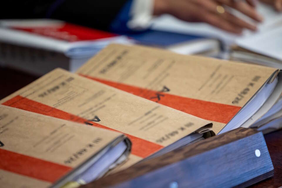 Na zdjęciu akta sprawy w Sądzie Okręgowym w Poznaniu / autor: PAP/Paweł Jaskółka