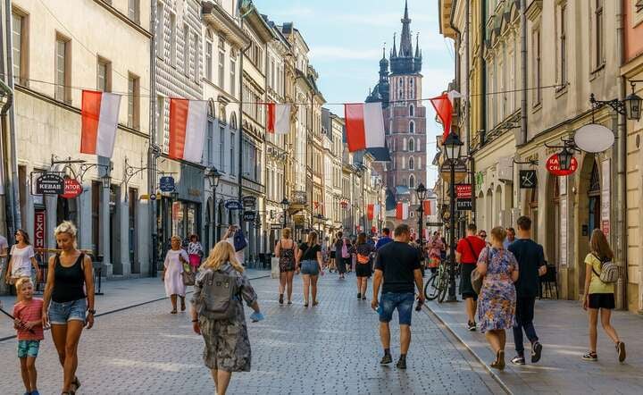 Kraków pozostaje jednym z głównych celów odwiedzin dla turystów w Polsce. Nz. ul. Floriańska w centrum Krakowa / autor: Fratria / AS