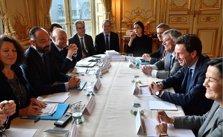 W piątek premier Edouard Philippe zorganizował kolejną rundę negocjacji ze związkami zawodowymi / autor:  	PAP/EPA/CHRISTOPHE ARCHAMBAULT / POOL