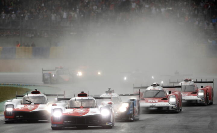 Tegoroczny wyścig 24-godzinny w Le Mans był rozgrywany w trudnych, deszczowych warunkach / autor: PAP/EPA/YOAN VALAT 