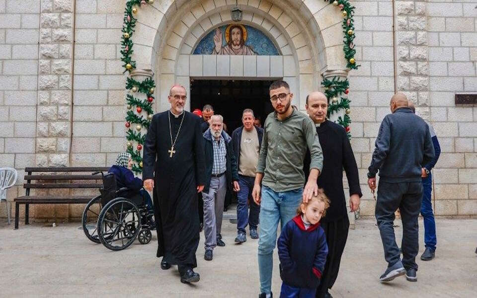 Kard. Pizzaballa: Bóg staje się Dzieckiem. Na zdjęciu kard. Pizzaballa wychodzi z wiernymi z kościoła / autor: Vatican Media