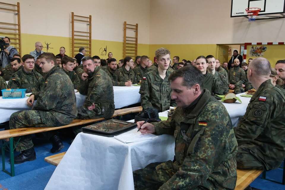 Uroczystość pożegnania wojsk Bundeswehry, w Publicznej Szkole Podstawowej im. Tadeusza Kościuszki w Bodzanowie / autor: PAP/Krzysztof Świderski