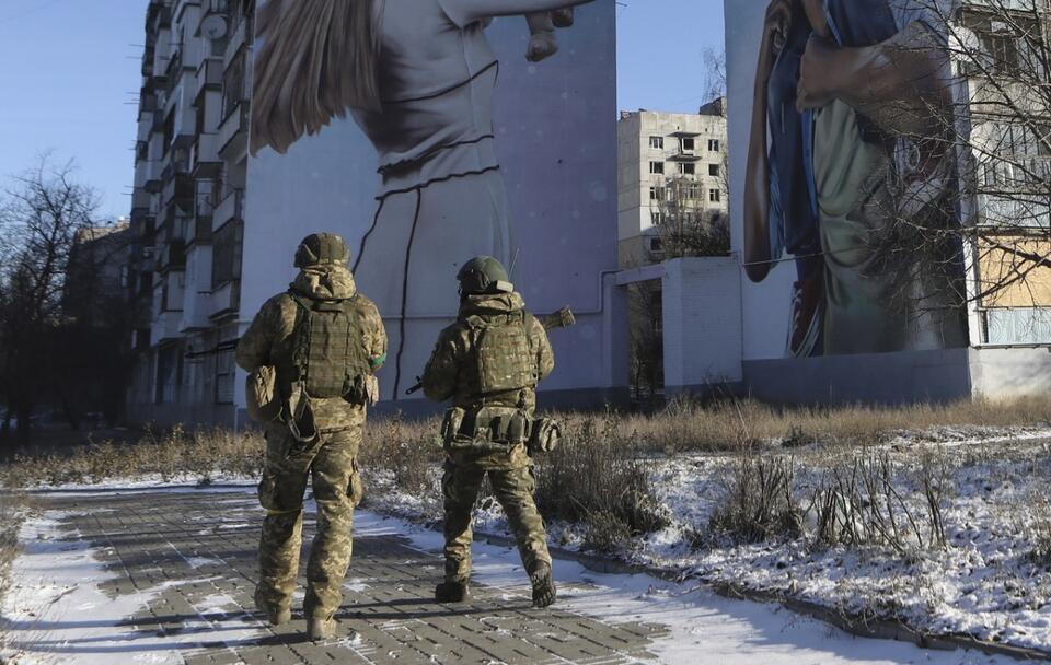 Patrol ukraińskich żołnierzy w Bachmucie / autor: PAP/EPA