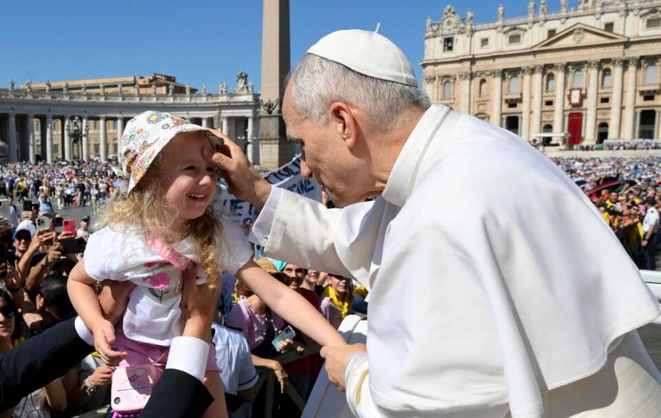 Leon XIV błogosławi dzieci przed audiencją generalną / autor: Vatican Media
