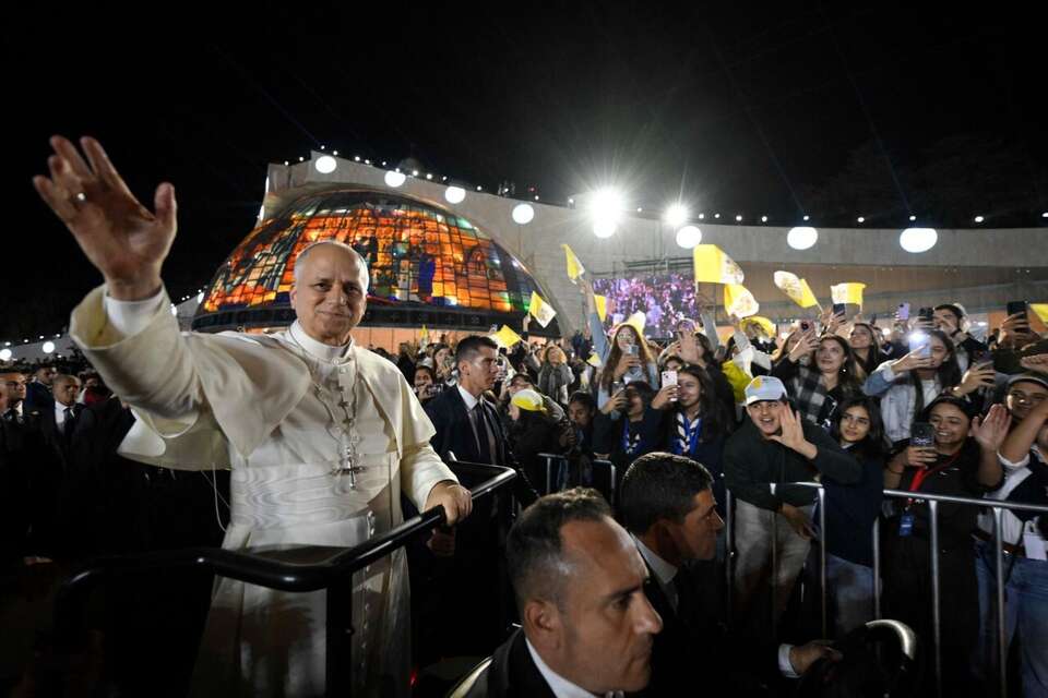 Tysiące młodych ludzi na spotkaniu z Leonem XIV w Bejrucie / autor: Vatican News