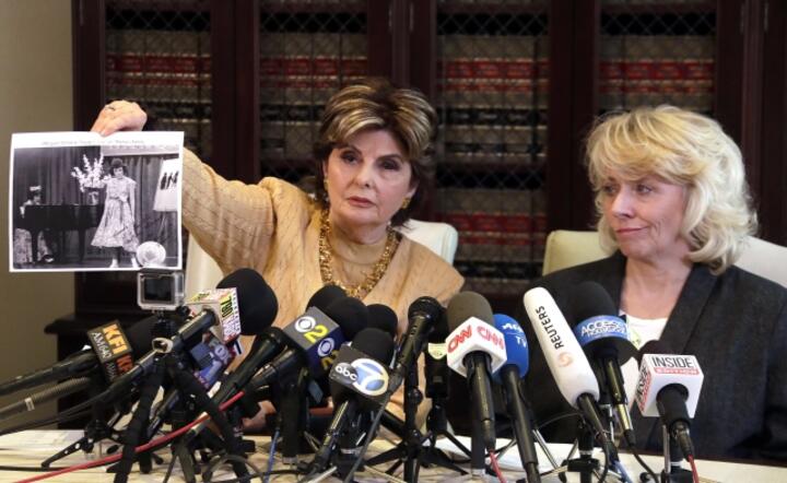 Prokurator  Gloria Allred pokazuje dziennikarzom archiwalne zdjęcie aktorki Heater Kerr (po prawej), która oskarżyła piątek producenta Harveya Weinsteina o molestowanie seksualne w 1989 r. / autor: fot. PAP/EPA/MIKE NELSON