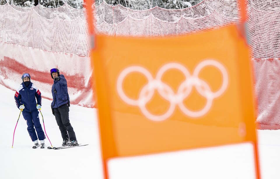 Ceremonia otwarcia igrzysk już dziś. Na zdjęciu służby patrolujące mediolańskie lotnisko Malpensa   / autor: PAP/EPA