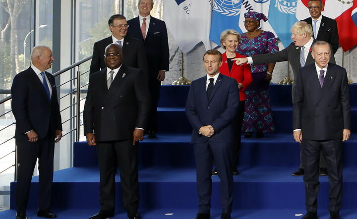 premier Wlk. Brytanii Boris Johnson wskazuje prezydenta Francji Emmanuela Macrona na wspólnym zdjęciu polityków podczas szczytu G20 w Rzymie / autor: fotoserwis PAP