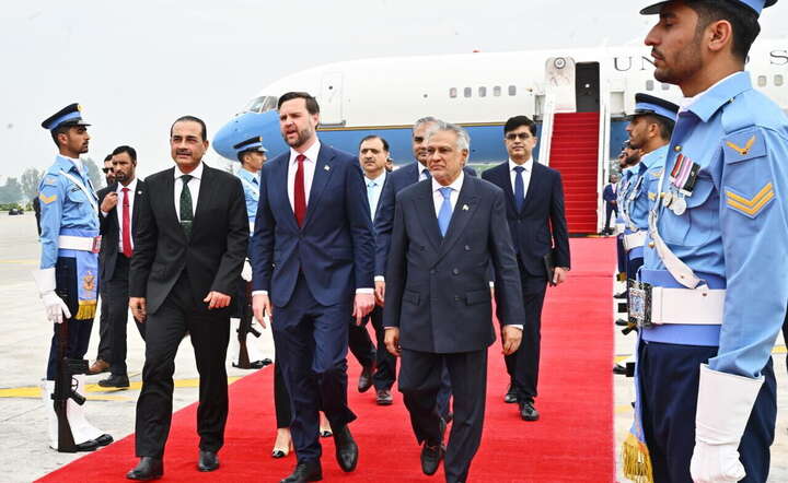 Wiceprezydent USA J.D. Vance (C) przybył do Islamabadu na negocjacje z Iranem / autor: PAP/EPA/PAKISTAN FOREIGN MINISTRY