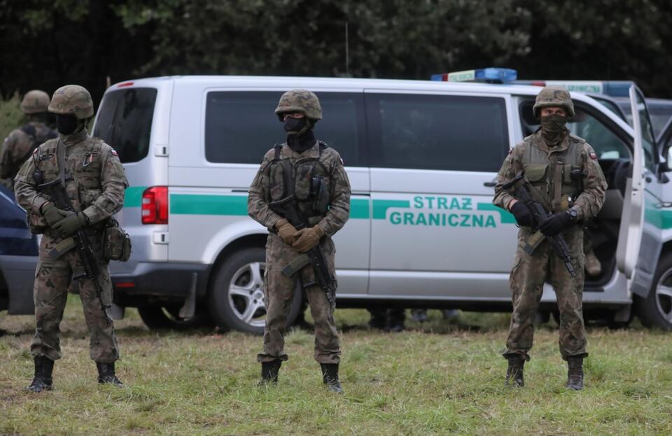 Straż graniczna w pobliżu miejscowości Usnarz Górny k. Krynek  / autor: PAP/Artur Reszko