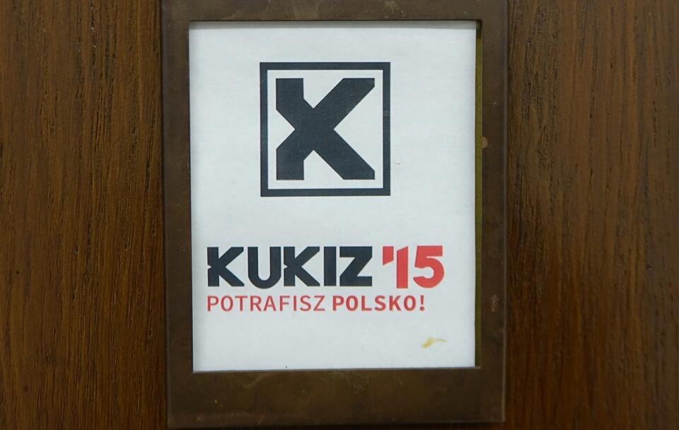 zdj. archiwalne - tabliczka klubu poselskiego Kukiz'15 w 2017 roku / autor: Fratria