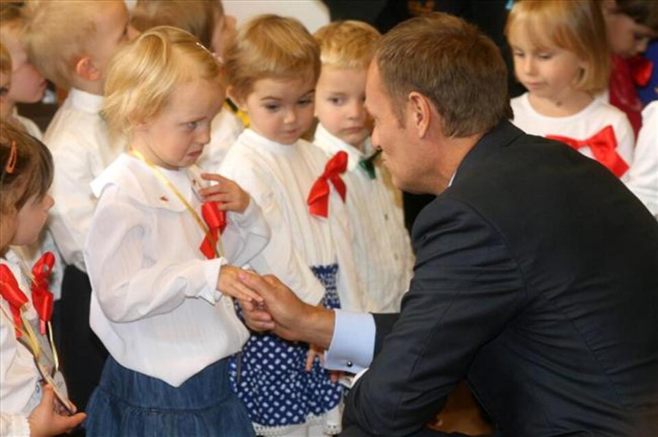 Premier Donald Tusk składa wizytę w jednym z przedszkoli. 