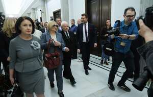 Prezes PiS Jarosław Kaczyński na sejmowym korytarzu / autor: PAP/Rafał Guz