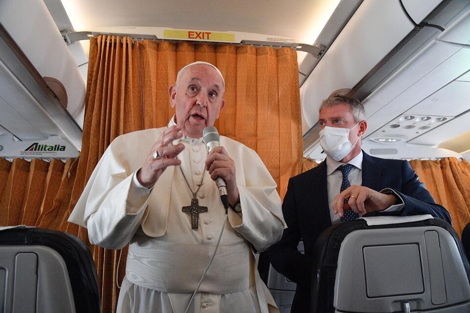 Papież Franciszek podczas rozmowy z dziennikarzami na pokładzie samolotu / autor: PAP/EPA