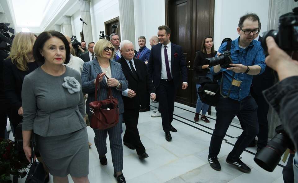 Prezes PiS Jarosław Kaczyński na sejmowym korytarzu / autor: PAP/Rafał Guz