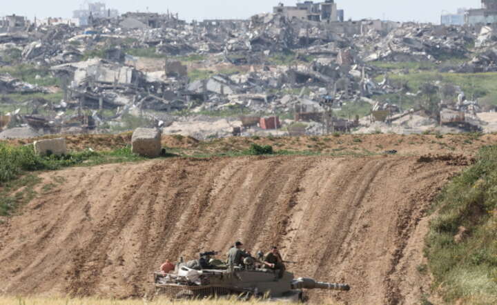 Czołg armii izraelskiej patrolujący granicę ze Strefą Gazy / autor: PAP/EPA/ABIR SULTAN 