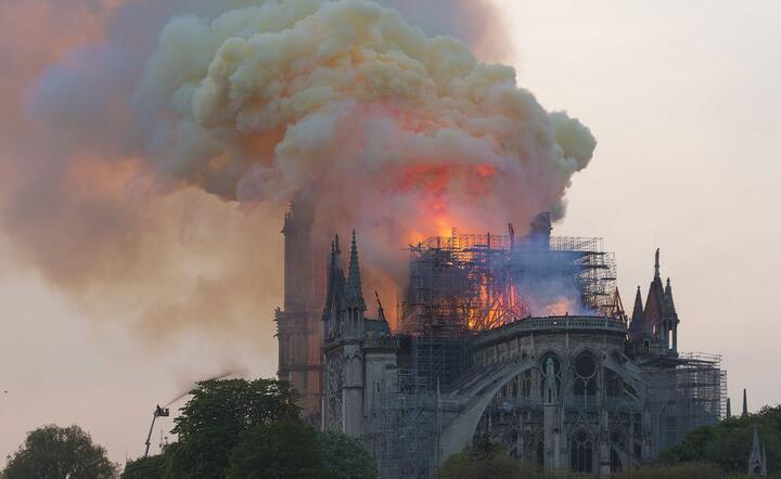 Notre Dame podczas pożaru / autor: Wikipedia.org