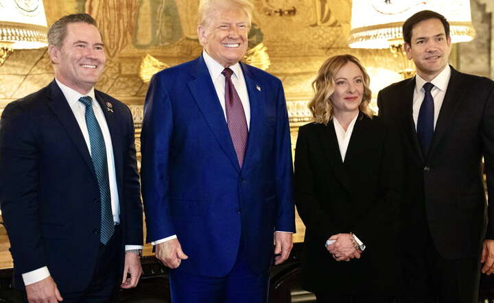 Premier Włoch Giorgia Meloni (2P) w trakcie wizyty u prezydenta elekta  USA Donalda Trumpa (2L). Na zdjęciu są także przyszły sekretarz skarbu USA Scott Bessent (1L) i sekretarz stanu Marco Rubio (1P) / autor: PAP/EPA/FILIPPO ATTILI/CHIGI PALACE