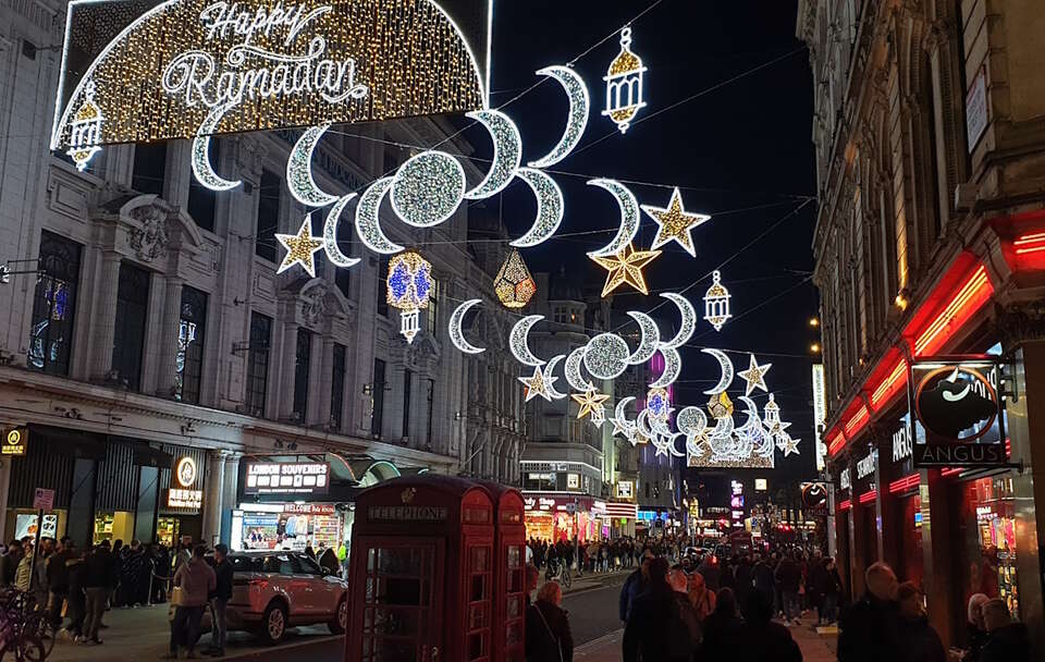 "Happy Ramadan" w 2023 r. na Coventry Street w Londynie / autor: Wikimedia Commons-Thomas Dahlstrøm Nielsen / CC Attribution-Share Alike 4.0