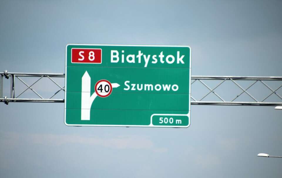 Policja dostała zgłoszenie ok. godz. 5.30, że na końcowym przystanku autobusowym przy ul. Palmowej w Białymstoku jest mała dziewczynka / autor: Fratria