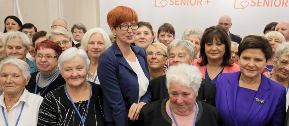  Wicepremier, szefowa Komitetu Społecznego Rady Ministrów Beata Szydło (P) i minister rodziny, pracy i polityki społecznej Elżbieta Rafalska (3L) podczas III Spotkania Seniorów / autor:  	PAP/Paweł Supernak