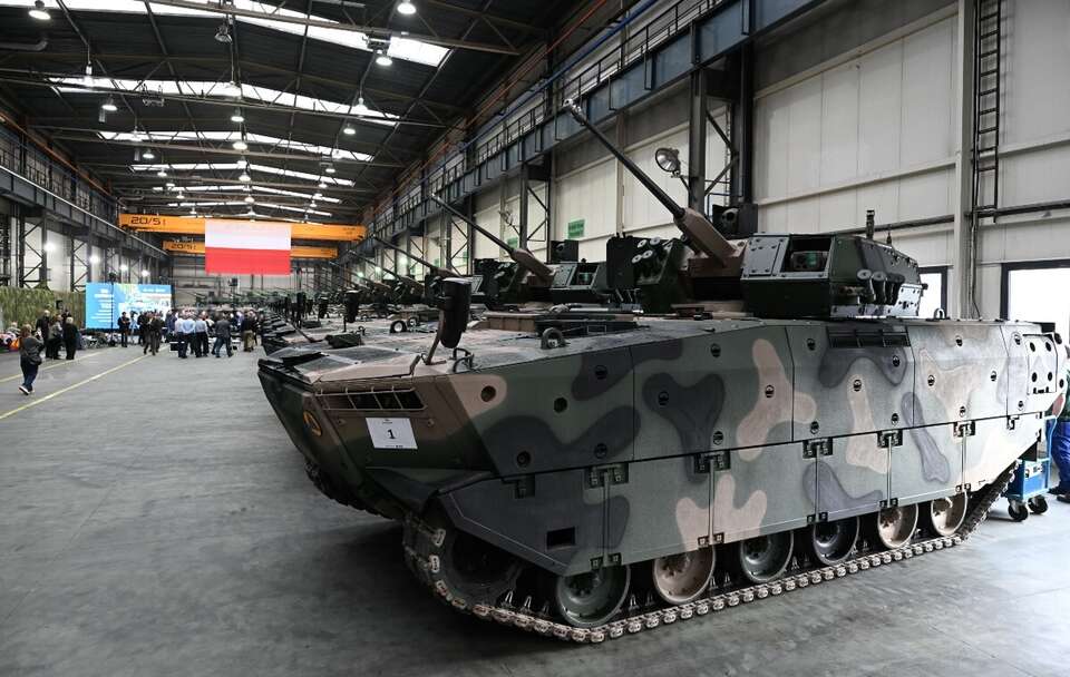 Uroczystość przekazania Siłom Zbrojnym RP pierwszych 15 seryjnych Bojowych Pływających Wozów Piechoty Borsuk / autor: PAP/Darek Delmanowicz