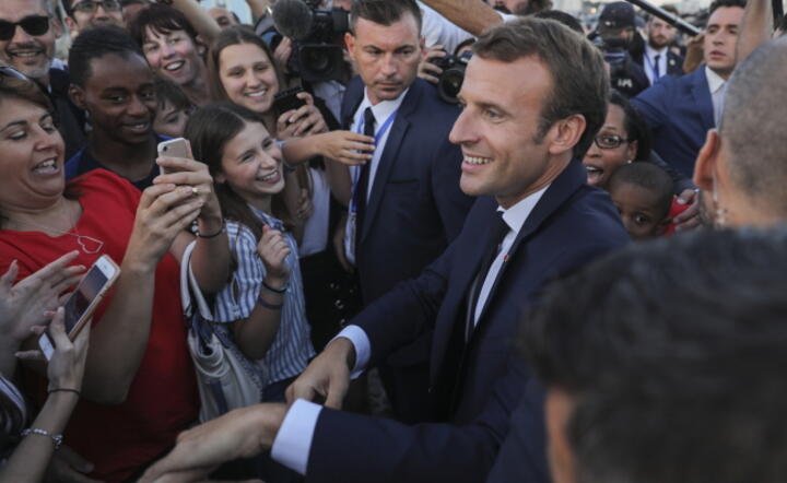 Emmanule Macron w kwestiach migracji jest "twardy w słowach i niezdecydowany w czynach" - twierdzi francuska opozycja / autor: fot. PAP/EPA/MIGUEL A. LOPES