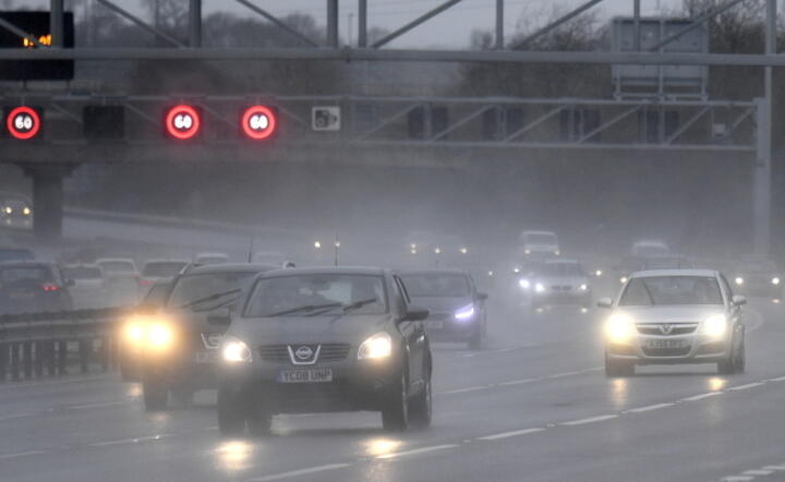 Ulewy i wiatr, jakie przyniósł huragan Ciara, komplikują życie kierowcom na autostradach Wielkiej Brytanii / autor: PAP/ EPA/NEIL HALL