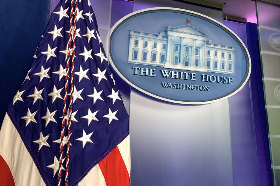 Na zdjęciu flaga USA w sali konferencyjnej na terenie Białego Domu w Waszyngtonie / autor: Fratria