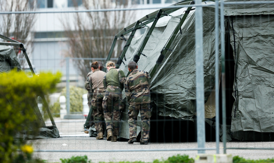 Francuscy żołnierze ustawiają szpital polowy / autor: PAP/EPA